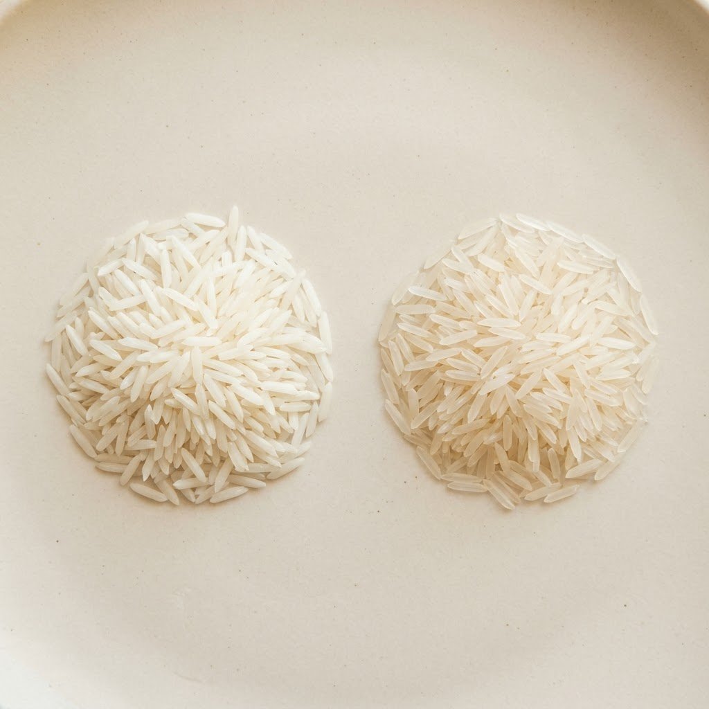 New crop and aged 1121 basmati rice grains shown side by side to compare colour and translucency